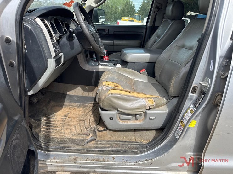 2011-toyota-tundra-sr5-image-29
