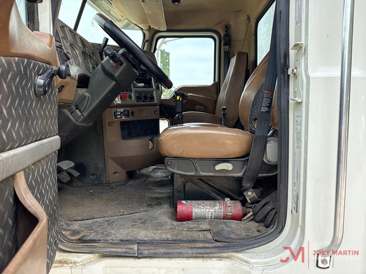2014-mack-granite-gu713-image-29