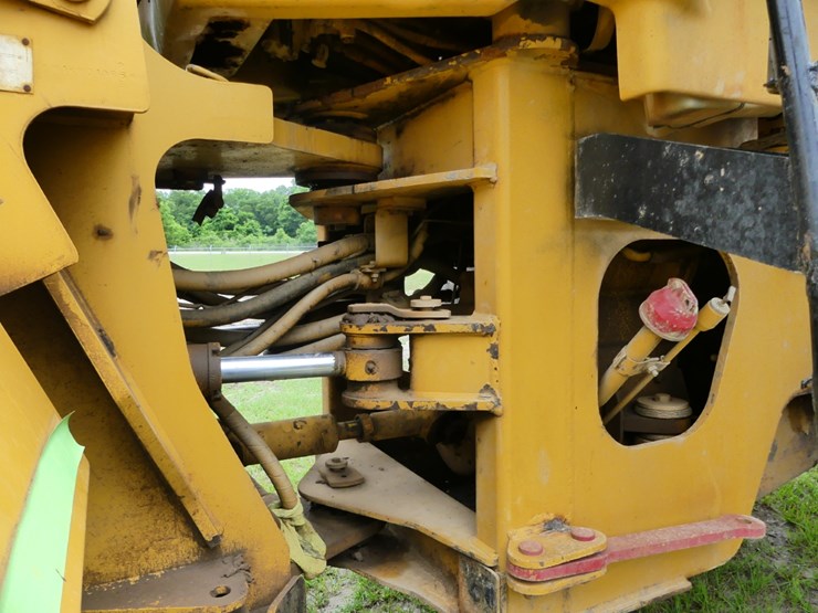 caterpillar-938f-image-13