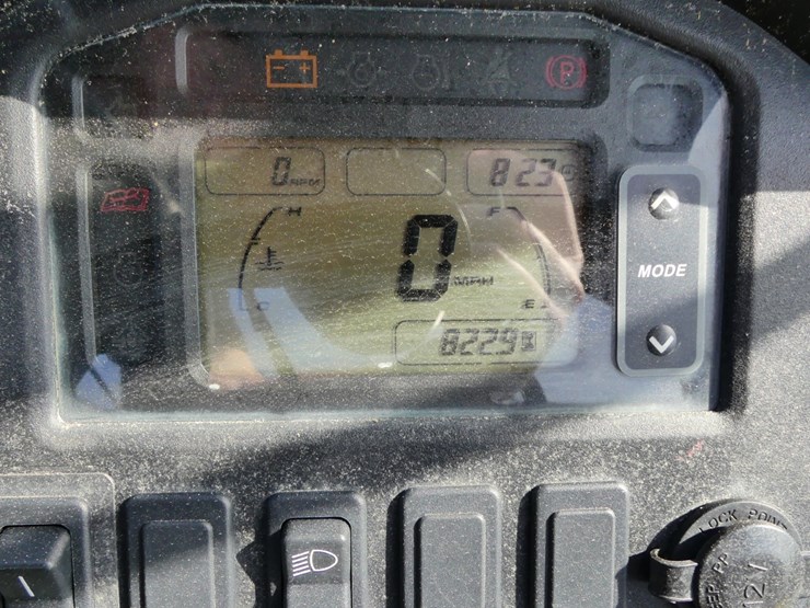 2013-john-deere-825i-image-12