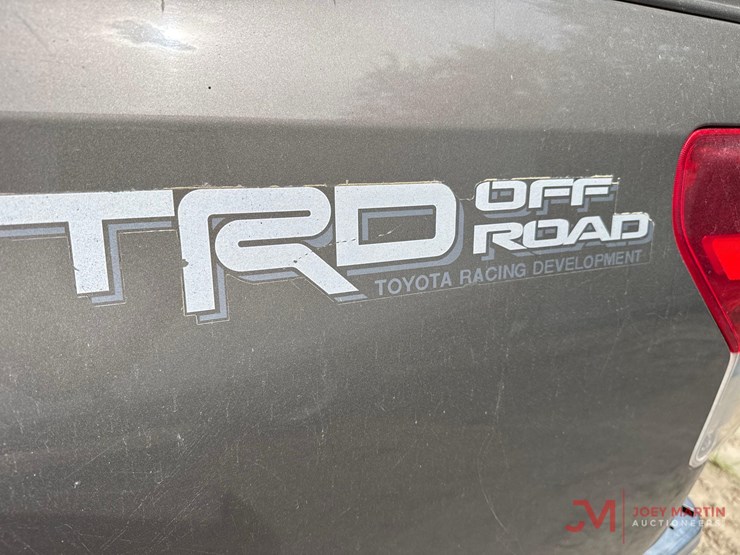 2011-toyota-tundra-sr5-image-16