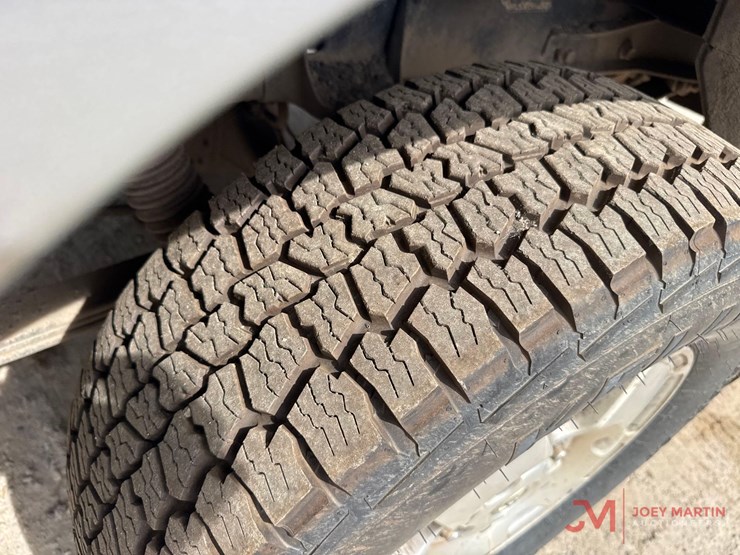 2011-toyota-tundra-sr5-image-12