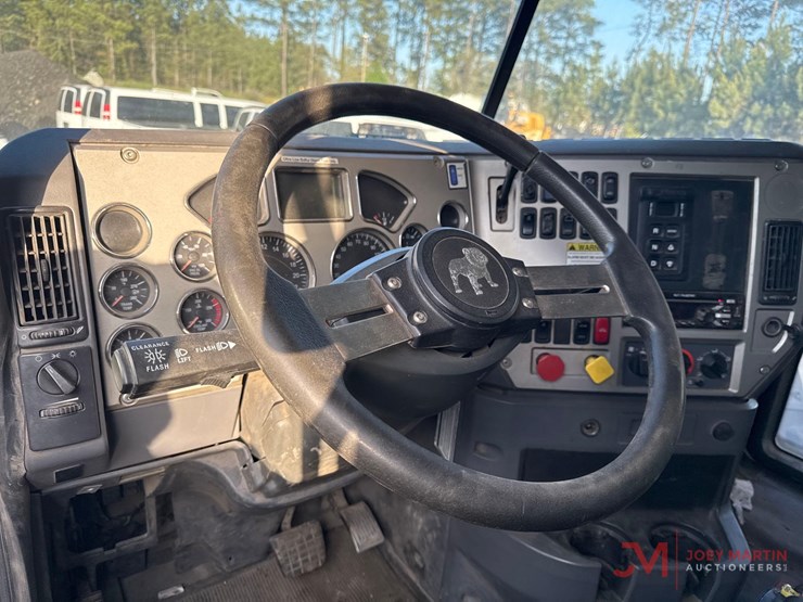 2016-mack-gu713-grantie-tri-axle-dump-truck-image-23