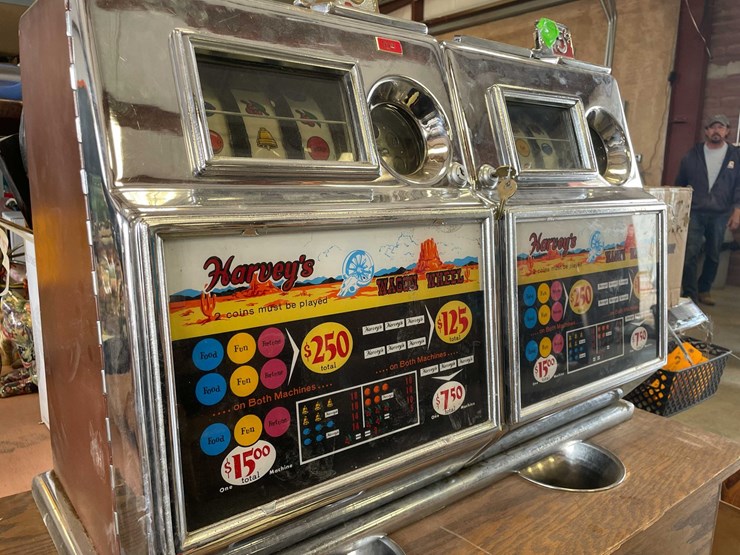 #250-•-nickel-slot-machine-and-table-image-10