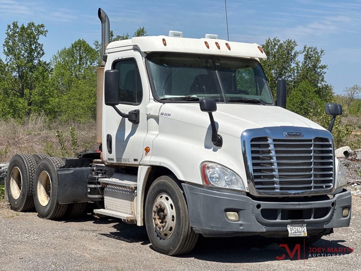 2011-freightliner-cascadia-day-cab-truck-tractor-image-1