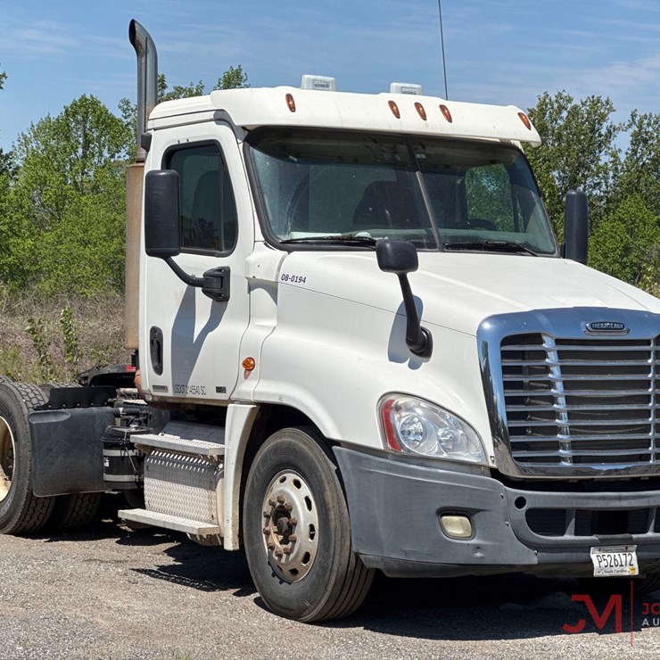 2011 FREIGHTLINER CASCADIA DAY CAB TRUCK TRACTOR