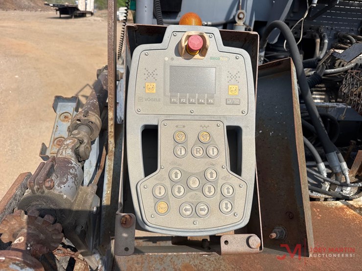 vogele-vision-5200-2-tracked-asphalt-paver-image-17