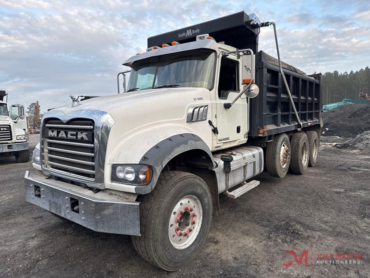 2017-mack-gu713-grantie-tri-axle-dump-truck-image-4