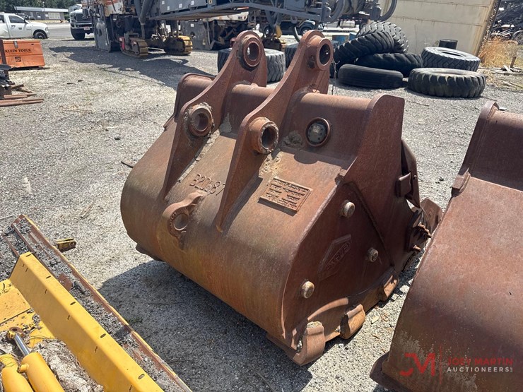 hensley-48"-tooth-bucket-w/-side-cutters-image-2