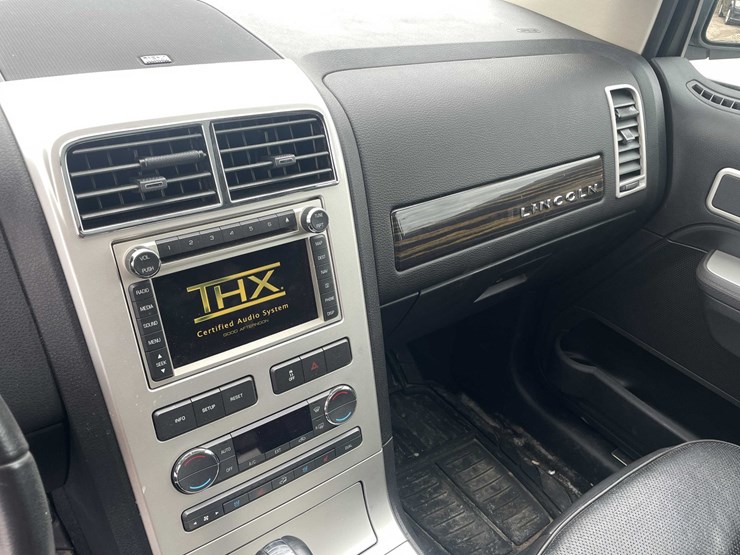 2010-lincoln-mkx-image-35