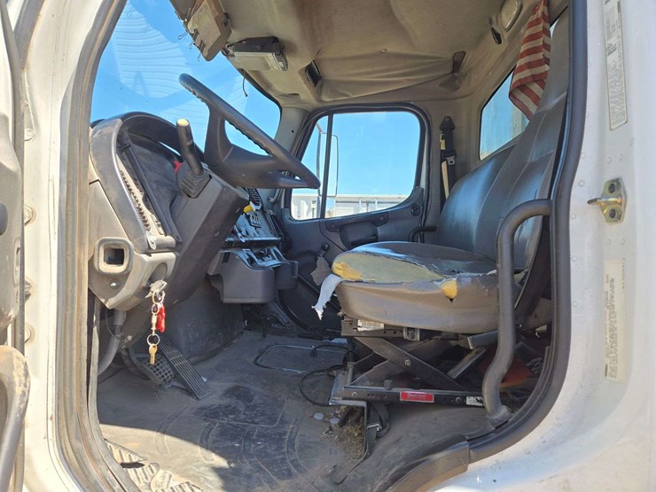 2006-freightliner-m2-106-image-15