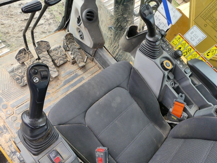 caterpillar-323-image-12