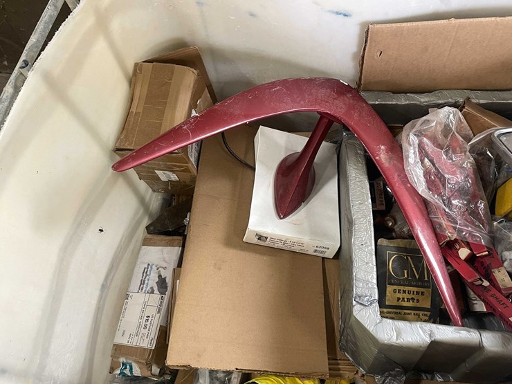 #2543-•-tote-of-car-parts-(g)-image-5
