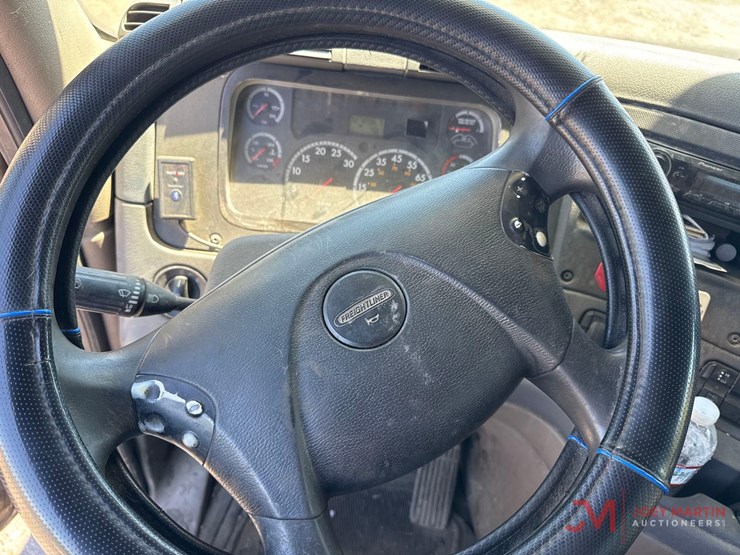 2011-freightliner-cascadia-day-cab-truck-tractor-image-32