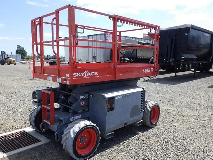 2014-skyjack-sj6832rt-image-5