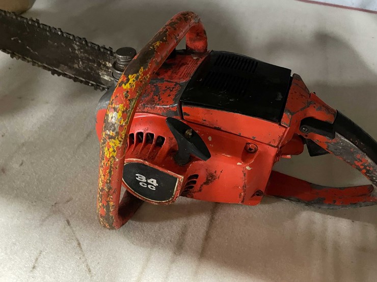 #2585-•-(2)-vintage-chainsaws-and-ice-auger-motor-(cw)-image-4