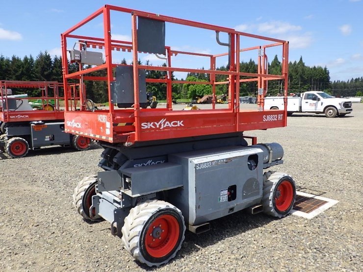 2014-skyjack-sj6832rt-image-1