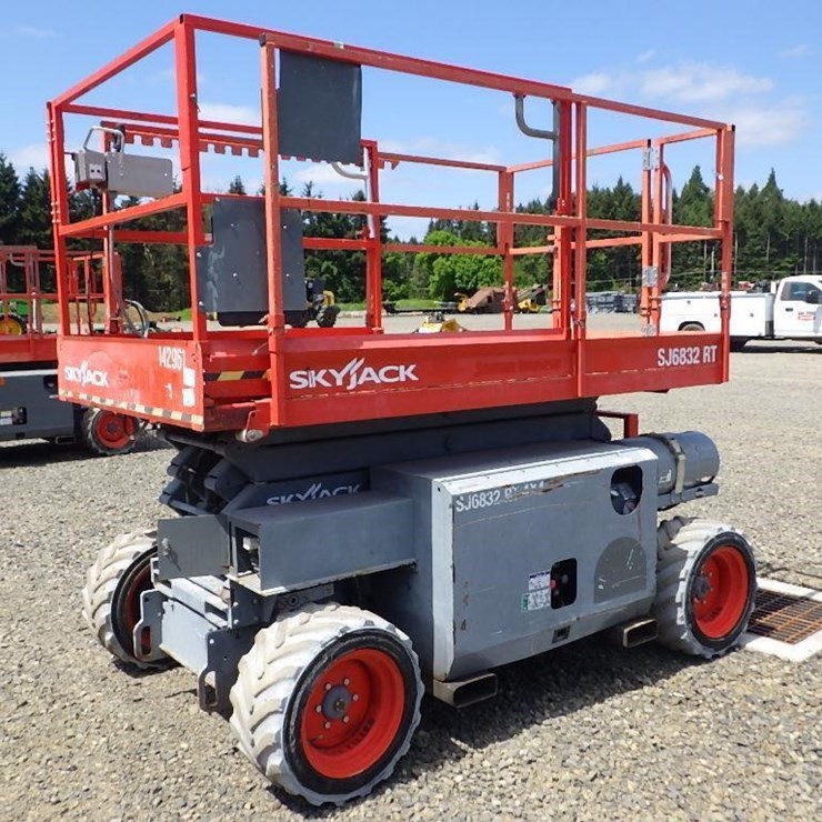 2014 SKYJACK SJ6832RT