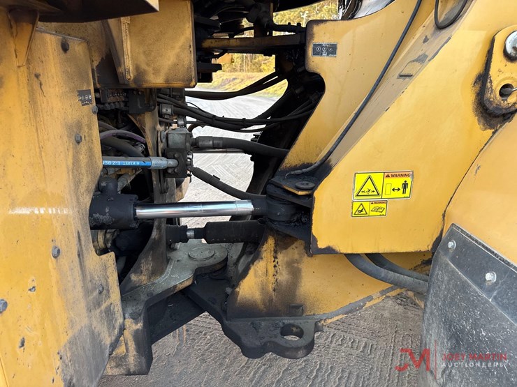 2015-caterpillar-972k-image-15