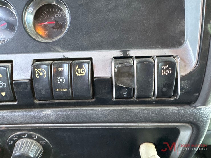 2013-kenworth-t800-image-31