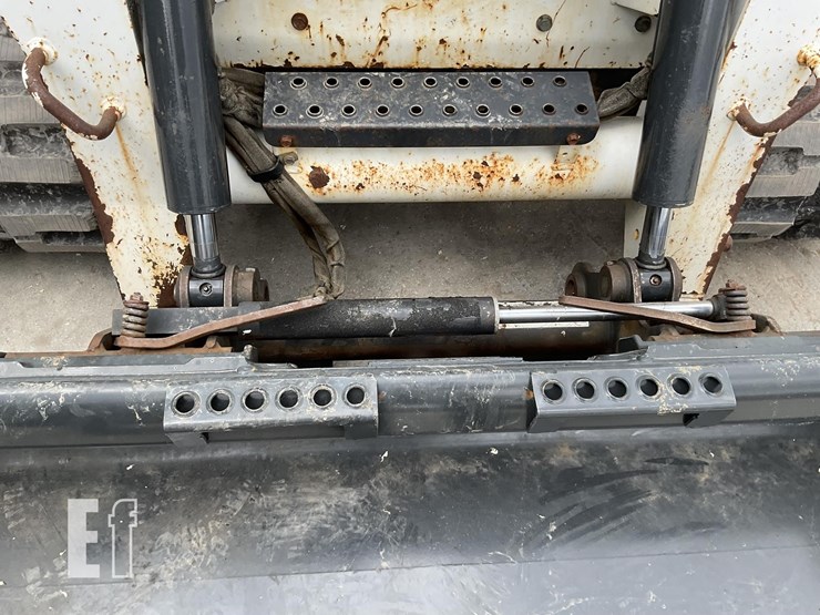2010-bobcat-t300-image-12