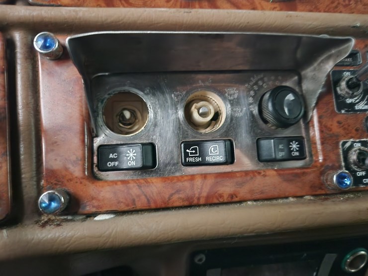 2004-peterbilt-379-image-32
