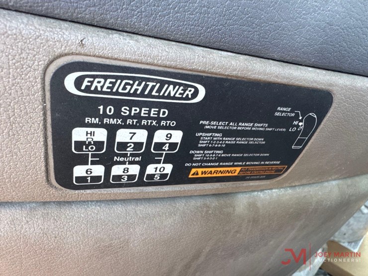 2011-freightliner-cascadia-day-cab-truck-tractor-image-36