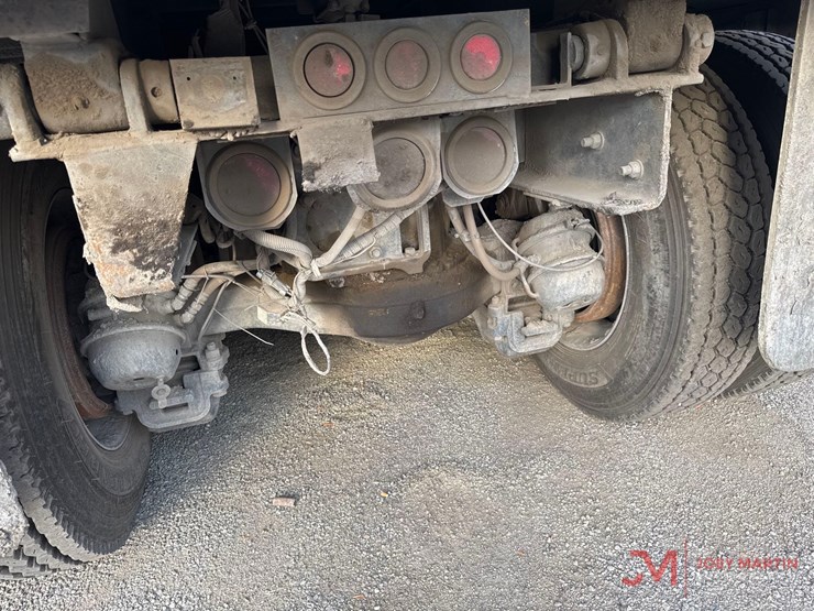 2016-mack-gu713-grantie-tri-axle-dump-truck-image-14