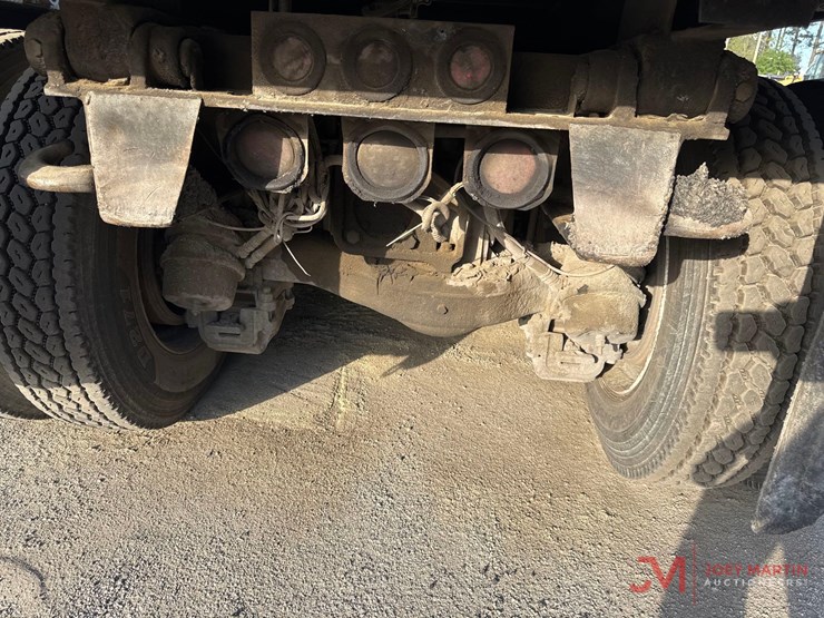 2016-mack-gu713-grantie-tri-axle-dump-truck-image-14