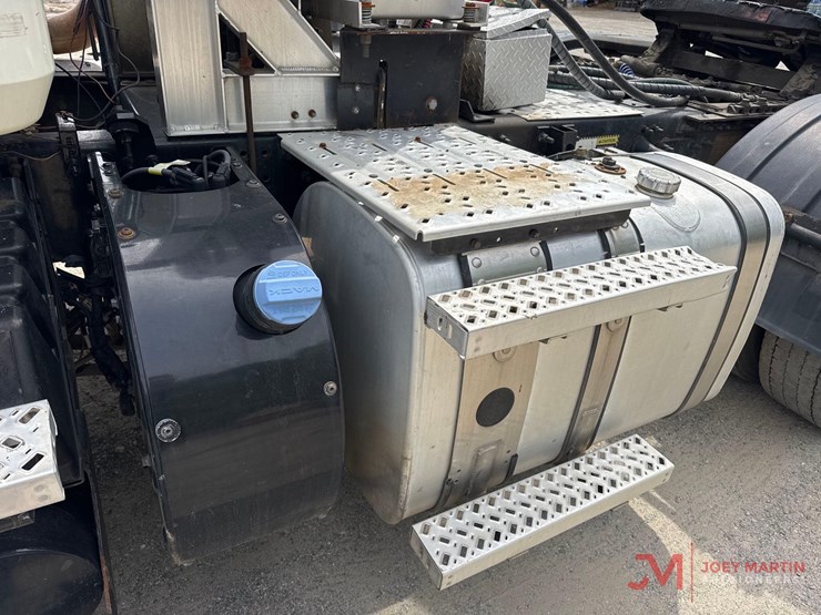 2011-mack-pinnacle-cxu613-image-10