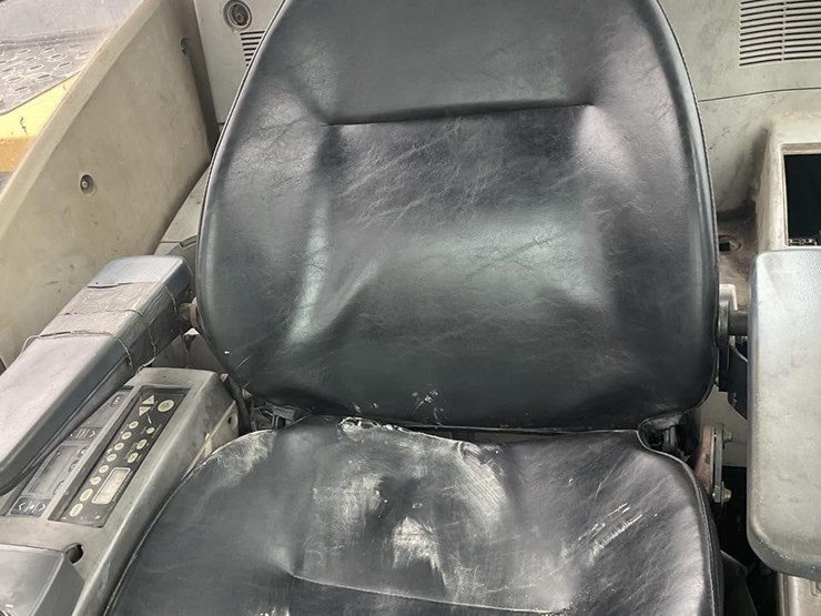 2011-deere-120d-image-12
