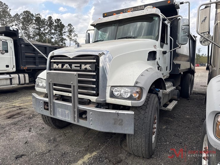 2016-mack-gu713-grantie-tri-axle-dump-truck-image-4