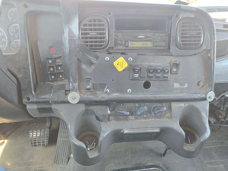2006-freightliner-m2-106-image-17