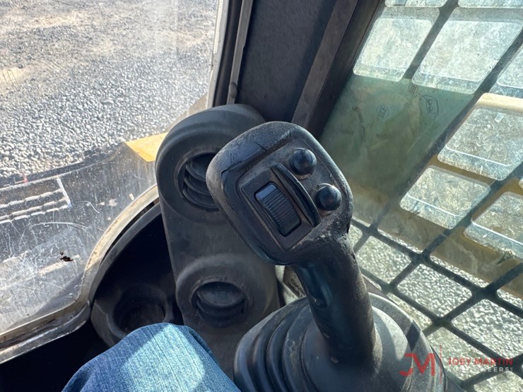 2014-caterpillar-262d-image-23