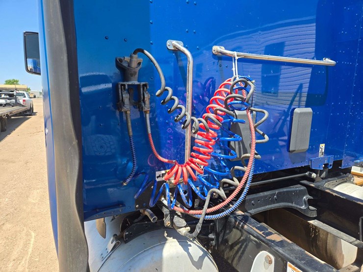 2016-peterbilt-579-image-8