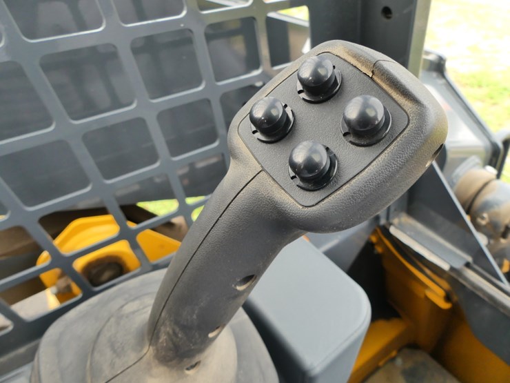 2024-deere-317g-image-16