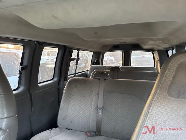 2019-gmc-cargo-van-image-16