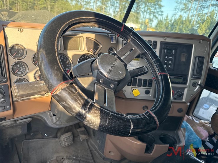 2016-mack-gu713-grantie-tri-axle-dump-truck-image-24