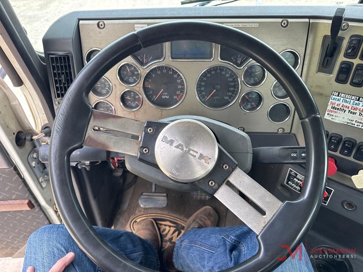 2011-mack-pinnacle-cxu613-image-35