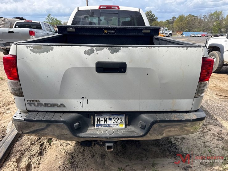 2010-toyota-tundra-sr5-image-15