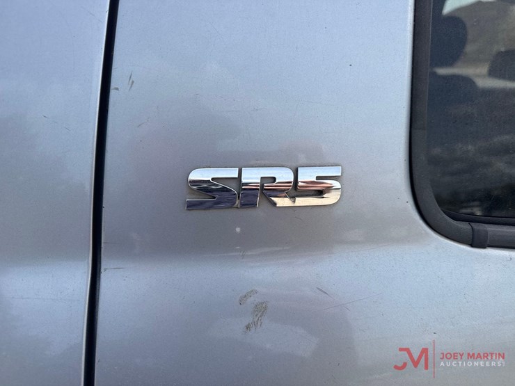 2011-toyota-tundra-sr5-image-19