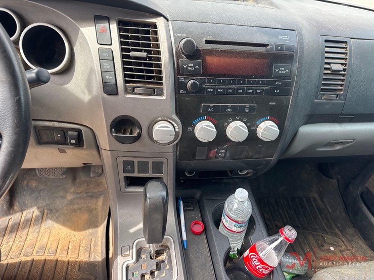 2011-toyota-tundra-sr5-image-35