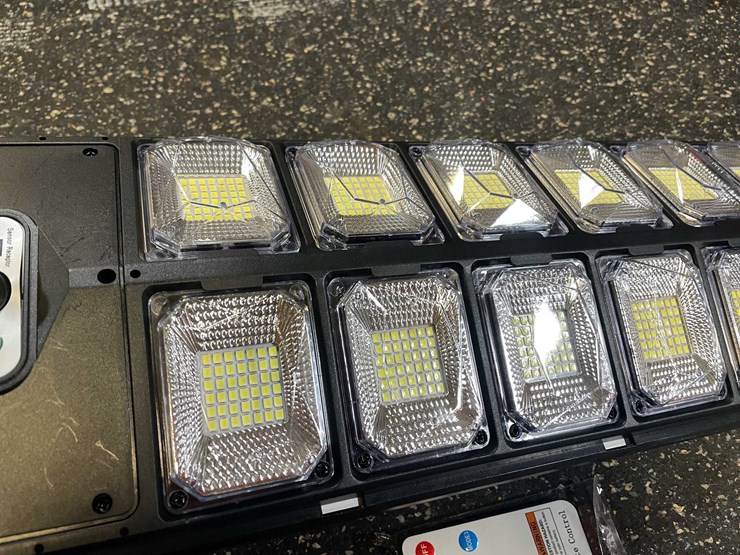 #2518-•-led-parking-lot/-yard-light-(pr13)-image-3