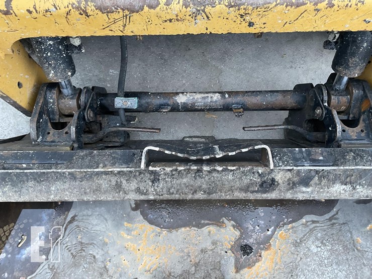 2014-caterpillar-242d-image-10