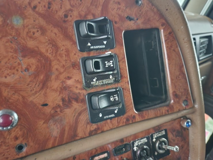 2004-peterbilt-379-image-31
