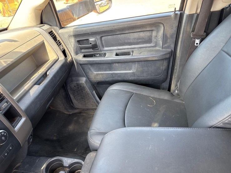 2012-dodge-ram-3500-image-25