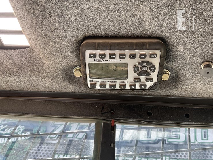 2016-new-holland-l220-image-15