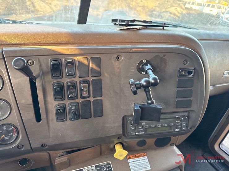 2007-mack-gv713-grantie-tri-axle-dump-truck-image-25