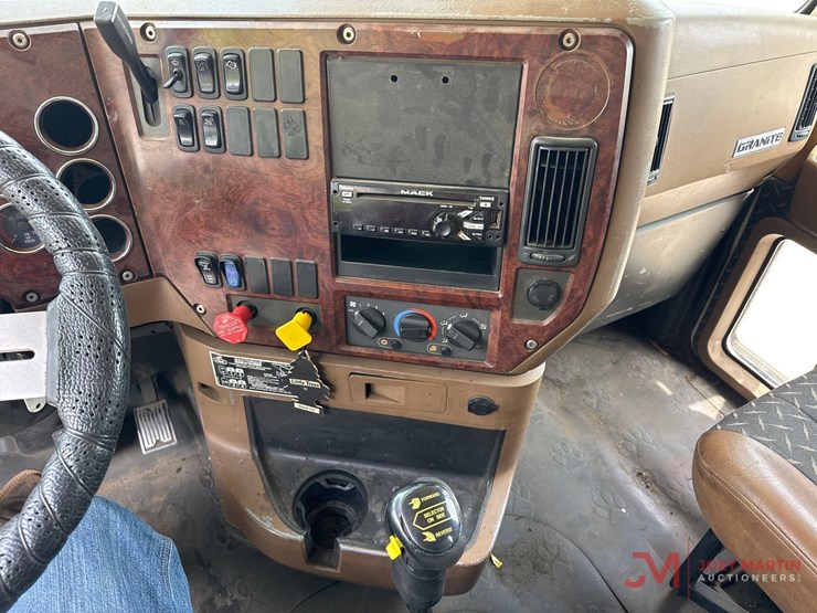 2008-mack-granite-gu713-image-34