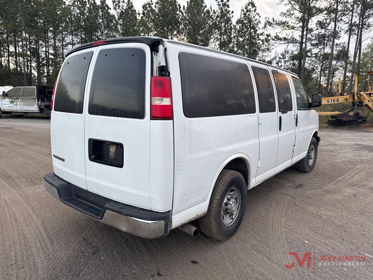 2019-gmc-cargo-van-image-2